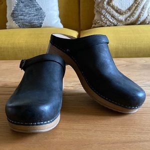 Dansko Berry in black nubuck sz.38 (7.5) in EUC.